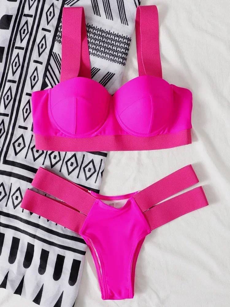 Biquíni rosa pink com top estruturado e alças largas, calcinha cavada rosa com tiras laterais duplas da mesma cor.