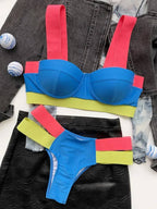 Biquíni colorido com top azul estruturado, alças largas rosa pink e faixa verde neon, acompanhado de calcinha azul com tiras duplas rosa e verde neon.