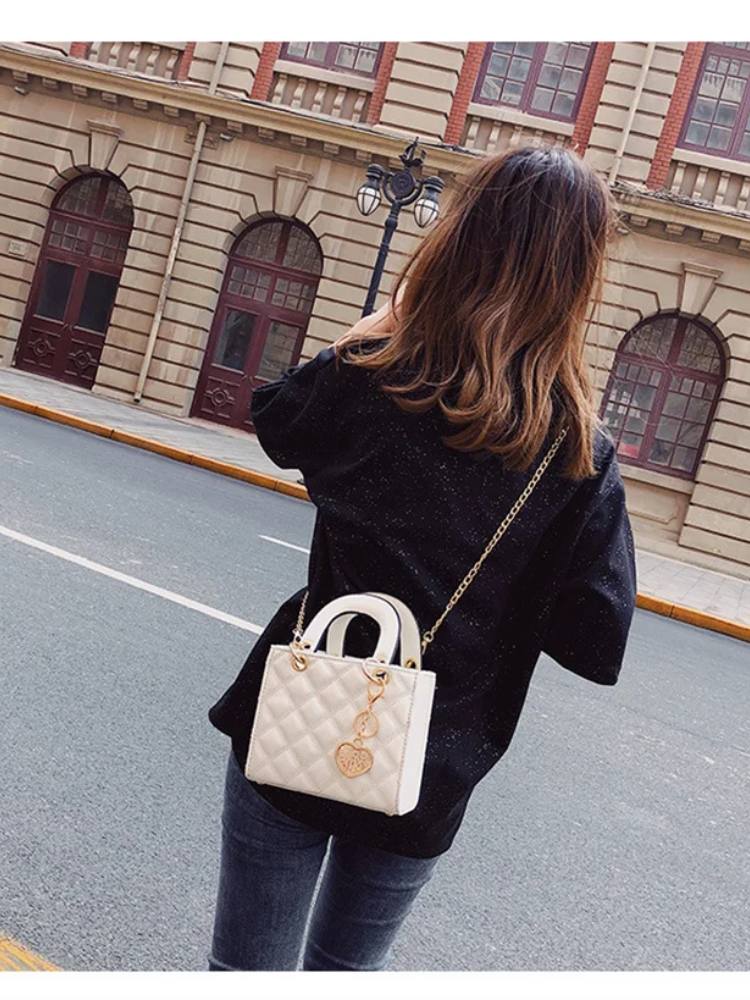 Bolsa Feminina Acolchoada Coração de Luxo