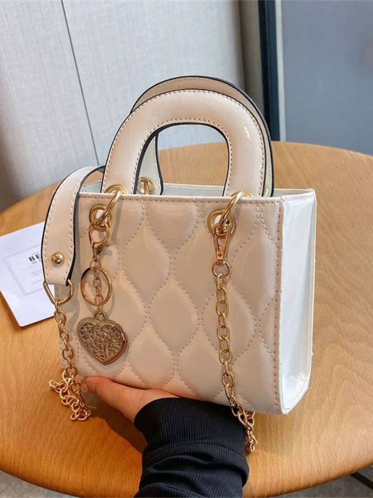 Bolsa Feminina Acolchoada Coração de Luxo