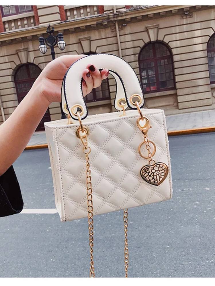 Bolsa Feminina Acolchoada Coração de Luxo
