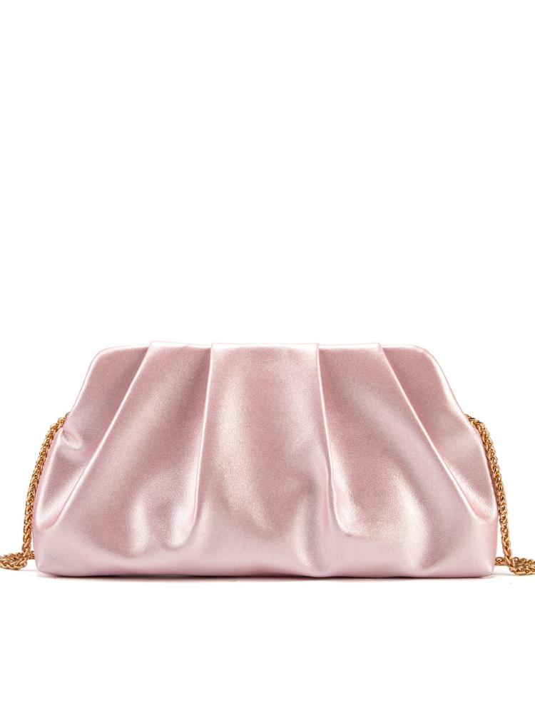 Bolsa clutch rosa metalizada com pregas e corrente dourada em fundo branco.