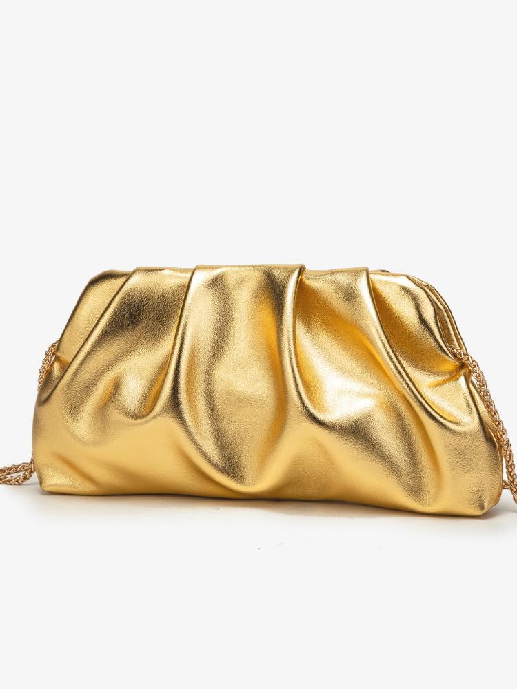 Bolsa clutch dourada metalizada com pregas profundas e corrente dourada sobre fundo branco.
