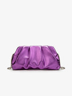 Bolsa clutch roxa metalizada com pregas marcadas e corrente prateada.