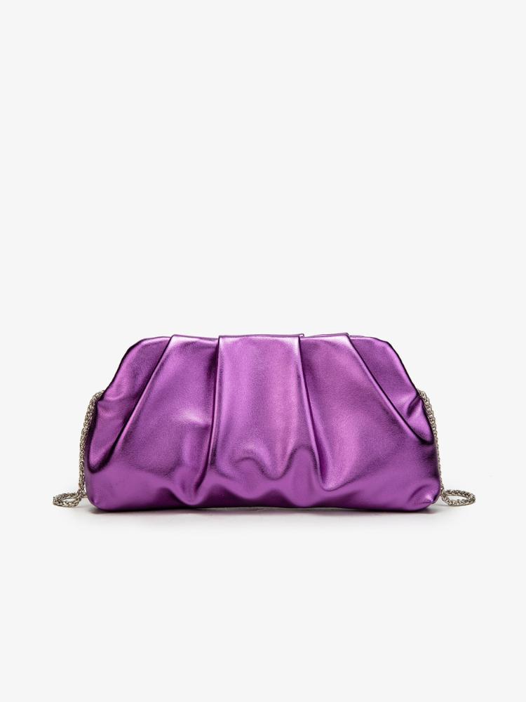 Bolsa clutch roxa metalizada com pregas marcadas e corrente prateada.