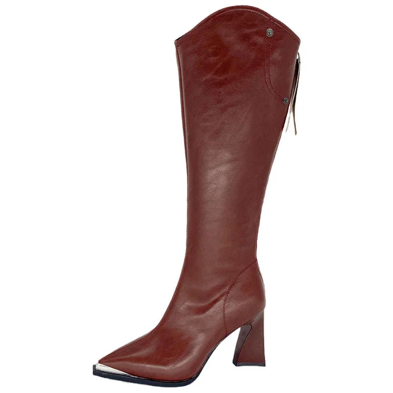 Bota feminina de cano alto em couro marrom vista de lado, com bico fino e salto geométrico médio.