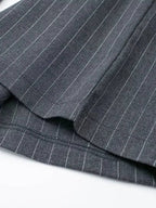 Detalhe da barra da calça larga cinza com risca de giz
