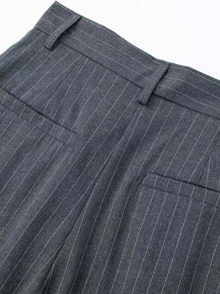 Parte traseira da calça feminina de alfaiataria cinza com risca de giz mostrando os bolsos
