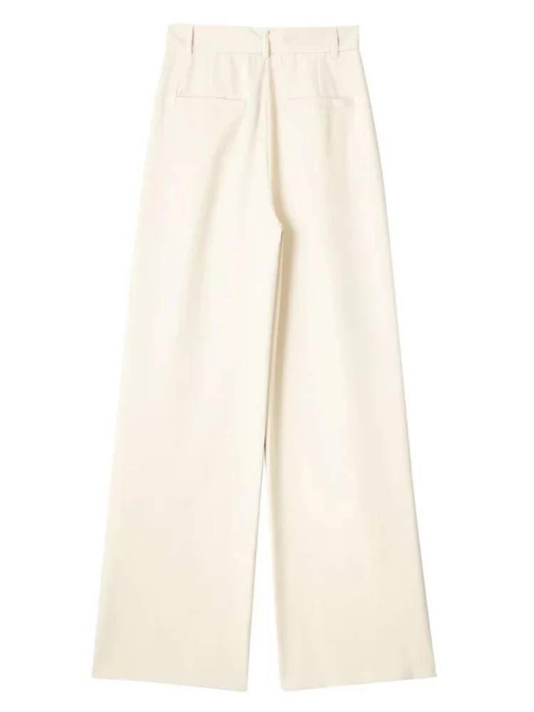Calça feminina de alfaiataria creme modelo wide leg vista por trás
