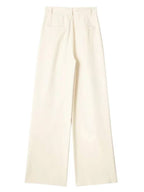 Calça feminina de alfaiataria creme modelo wide leg vista por trás
