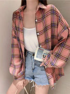 Camisa xadrez feminina em rosa com roxo e bege, visual oversized, combinada com top branco e shorts jeans, look leve e descontraído.