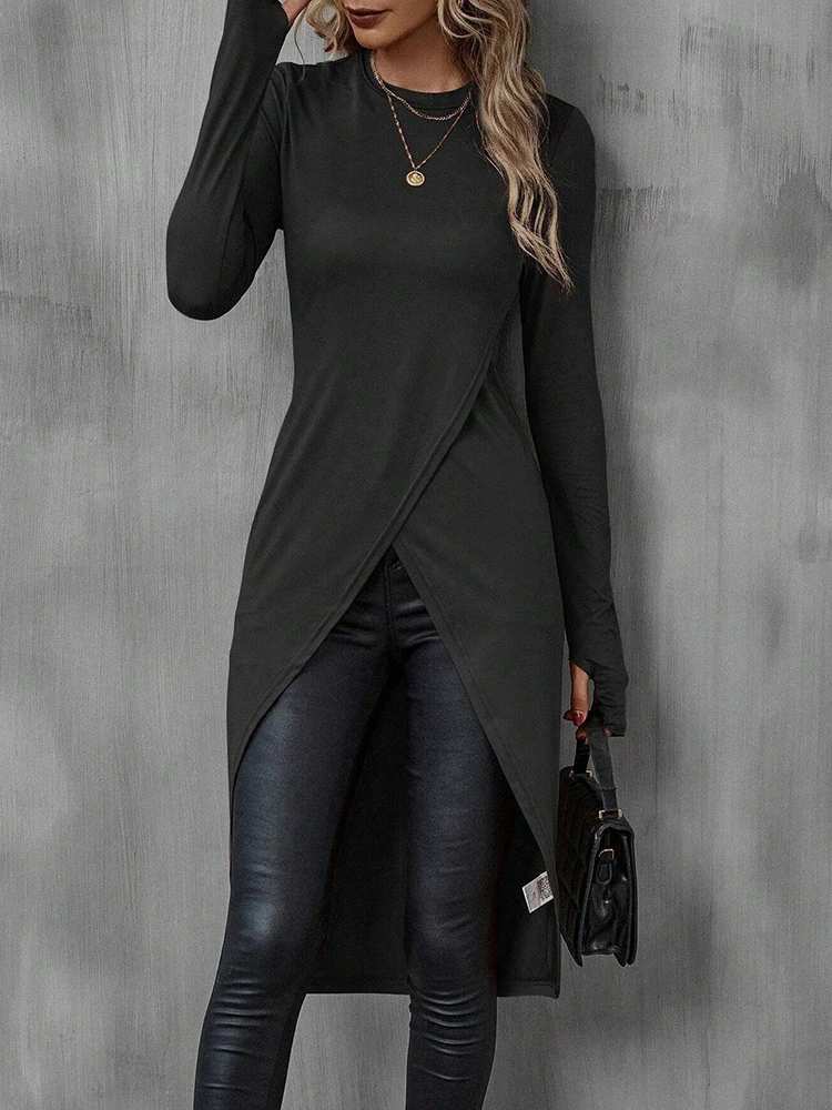 camiseta feminina longa preta com corte transpassado frontal e calça preta
