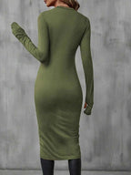 blusa feminina verde oliva vista por trás mostrando modelagem justa e comprimento midi
