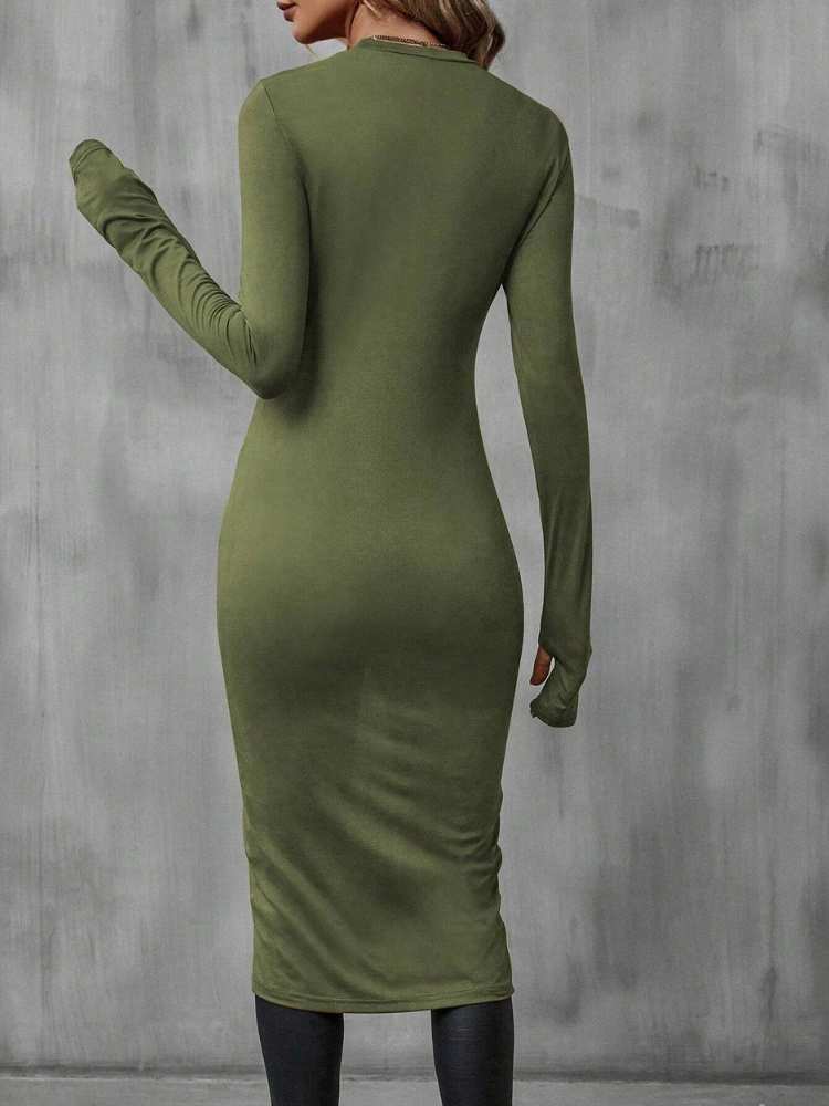 blusa feminina verde oliva vista por trás mostrando modelagem justa e comprimento midi
