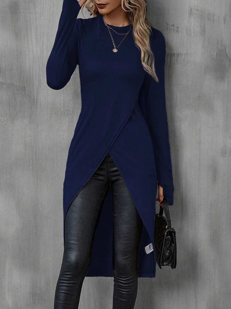 camiseta feminina longa azul marinho com abertura frontal cruzada e manga longa