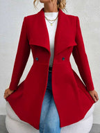 Casaco feminino vermelho com gola aberta e caimento fluido, usado com jeans e acessórios dourados, visual elegante e contemporâneo