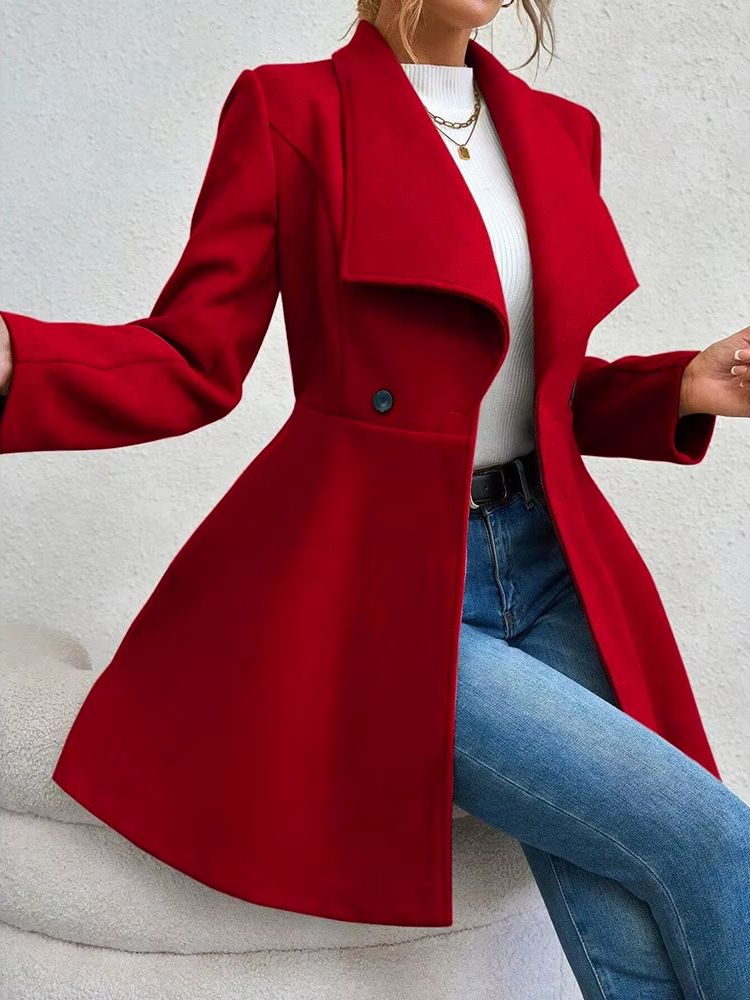 Casaco feminino elegante vermelho com corte acinturado, gola ampla sobreposta e mangas longas, usado com blusa clara e jeans