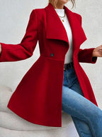 Casaco feminino elegante vermelho com corte acinturado, gola ampla sobreposta e mangas longas, usado com blusa clara e jeans
