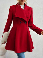 Casaco feminino vermelho acinturado com botões frontais e gola estruturada, visual sofisticado para looks urbanos