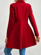 Casaco feminino vermelho visto de costas, modelagem evasê com caimento elegante e acabamento liso