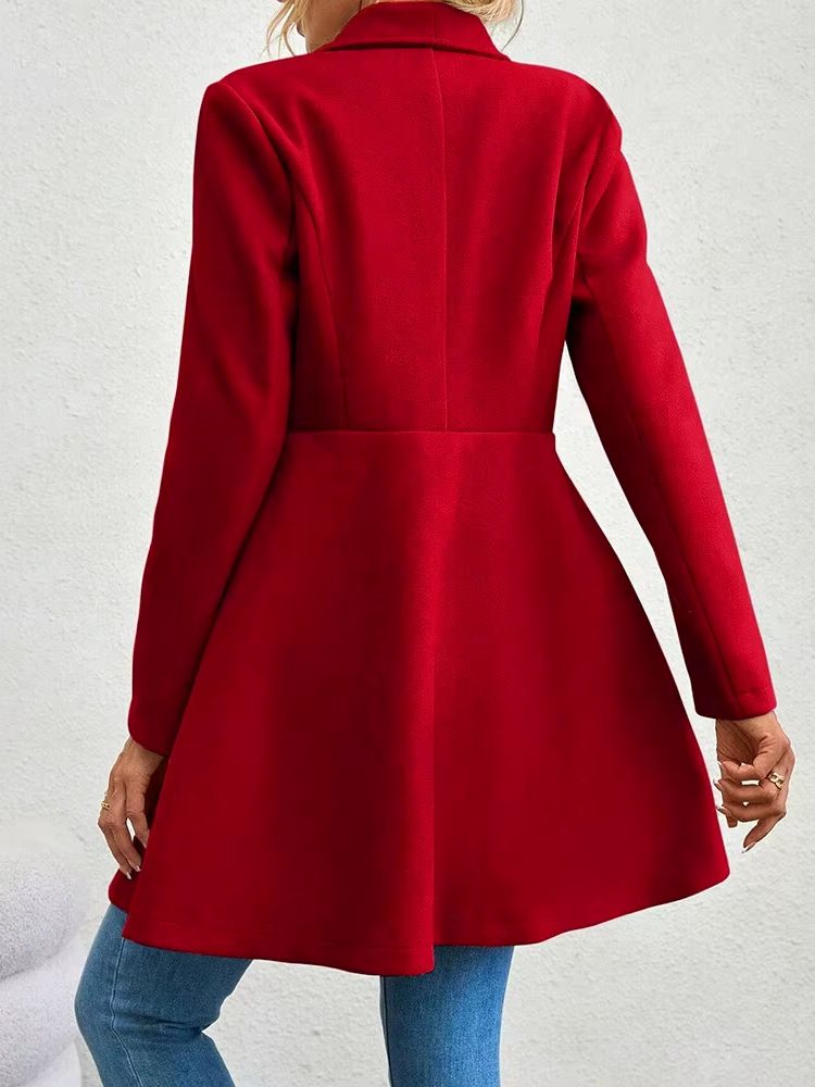 Casaco feminino vermelho visto de costas, modelagem evasê com caimento elegante e acabamento liso