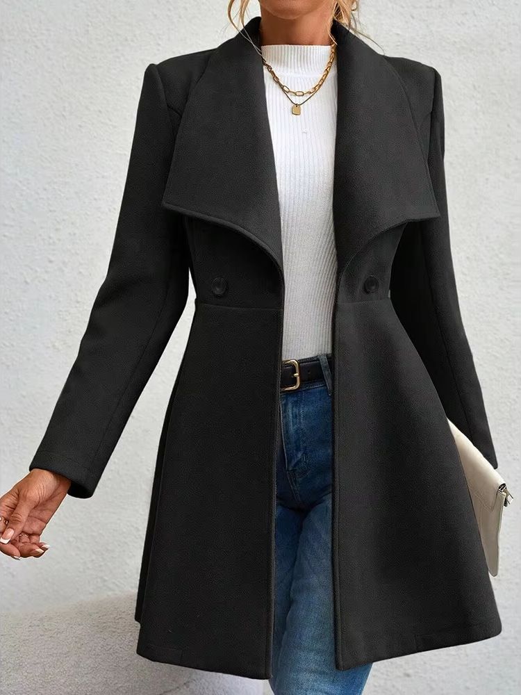 Casaco feminino preto elegante com gola ampla e design acinturado, ideal para composições clássicas e modernas