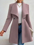 Casaco feminino rosa antigo com corte estruturado e gola sobreposta, visual delicado e sofisticado