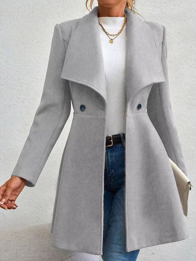 Casaco feminino cinza claro com modelagem acinturada e gola ampla, estilo minimalista e elegante