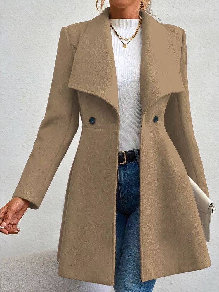 Casaco feminino bege com design estruturado, mangas longas e gola moderna, ideal para looks de outono e inverno