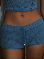 Shorts azul de crochê com cós ajustável por cordão e detalhe de pérola na ponta
