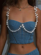 Top azul de crochê com alças de pérolas e detalhe vazado na parte inferior
