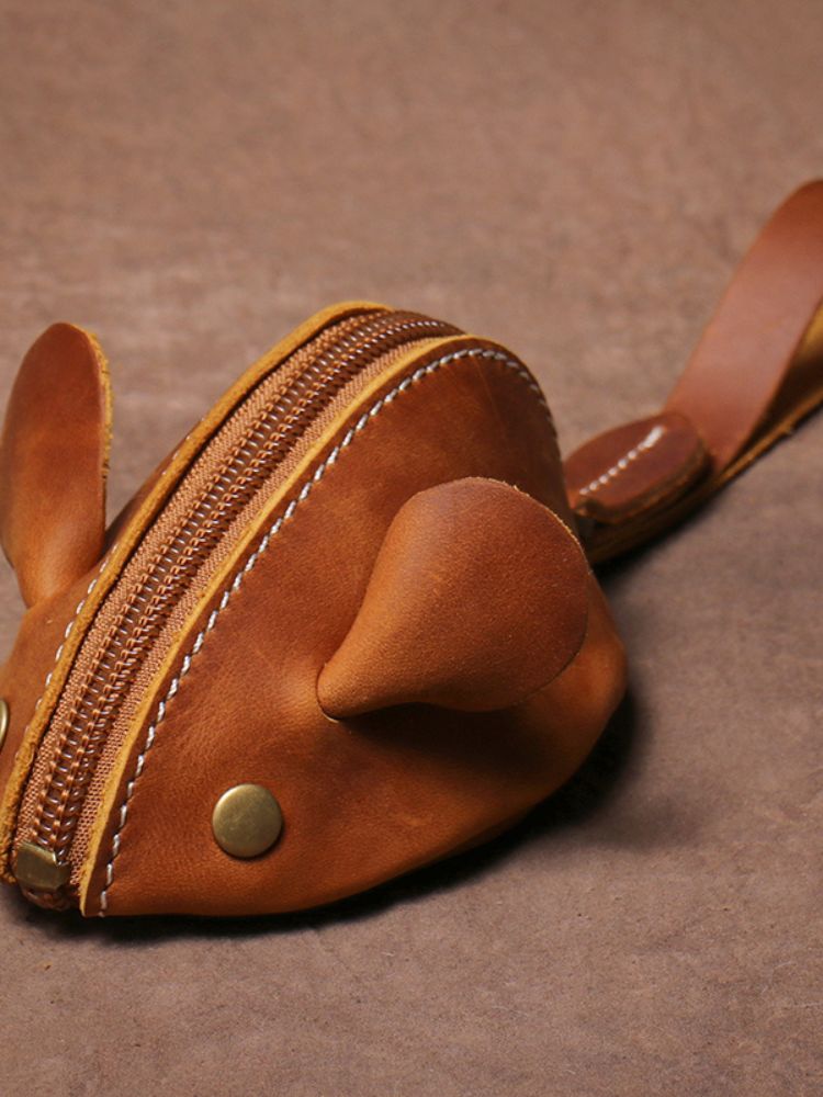 Bolsa pequena em formato de ratinho feita em couro caramelo com costura clara e zíper frontal