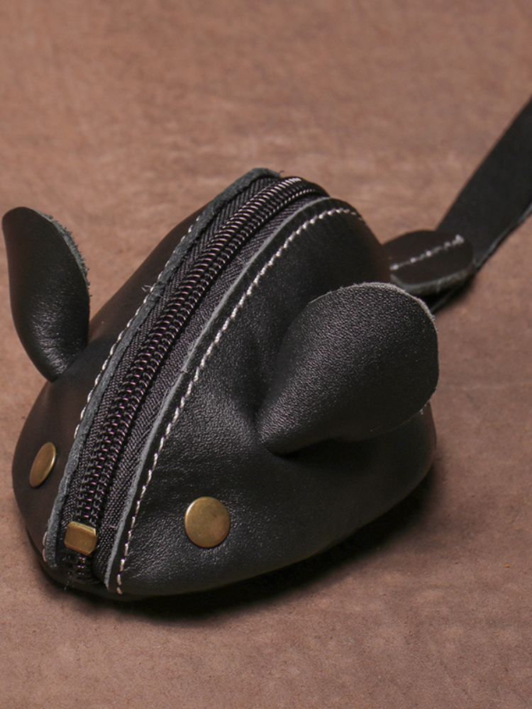 Bolsa pequena em formato de ratinho feita em couro preto com zíper central e orelhas estruturadas
