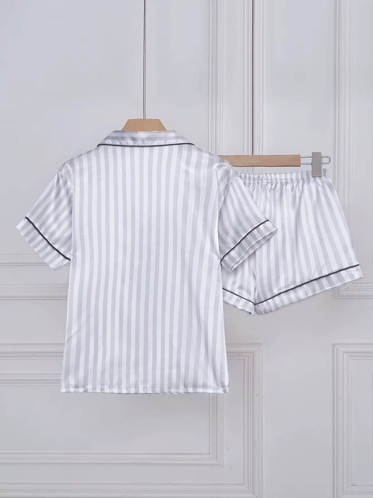 Conjunto de pijama feminino em cetim cinza listrado, visto de costas, com camisa de manga curta e shorts combinando.