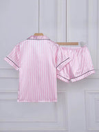 Conjunto de pijama curto feminino em cetim rosa com listras verticais, visto de costas, com camisa de manga curta e shorts.
