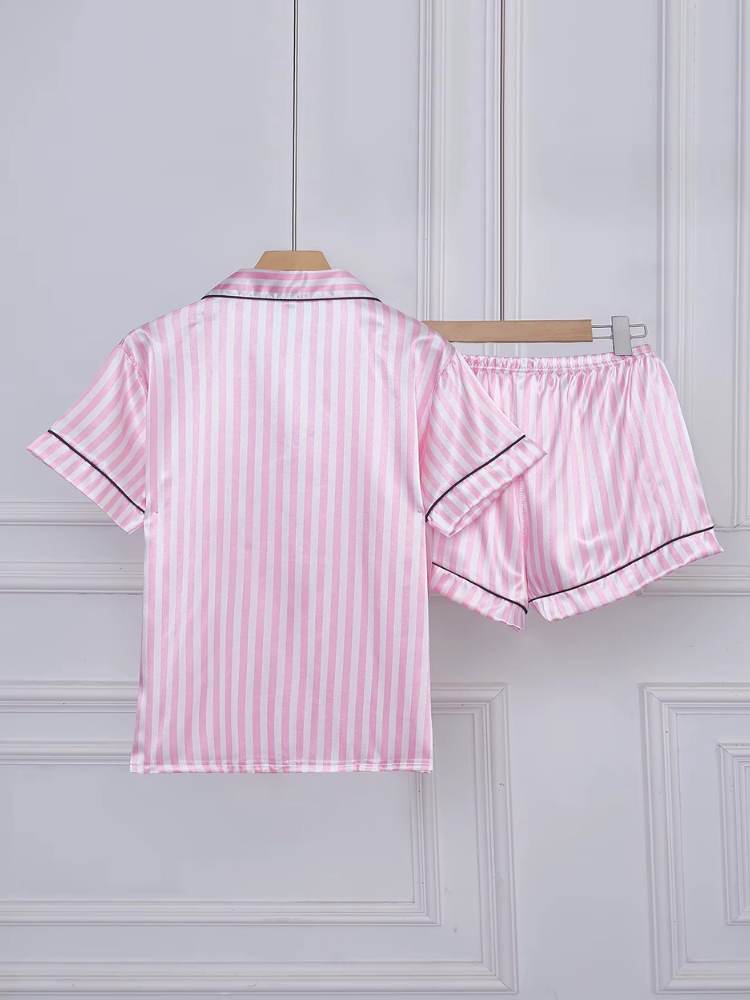 Conjunto de pijama curto feminino em cetim rosa com listras verticais, visto de costas, com camisa de manga curta e shorts.
