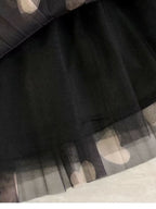 Forro interno preto de saia longa de tule com camada externa transparente estampada com corações.