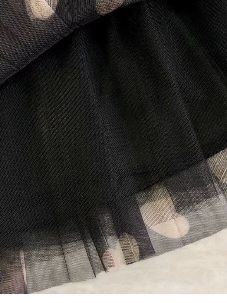 Forro interno preto de saia longa de tule com camada externa transparente estampada com corações.