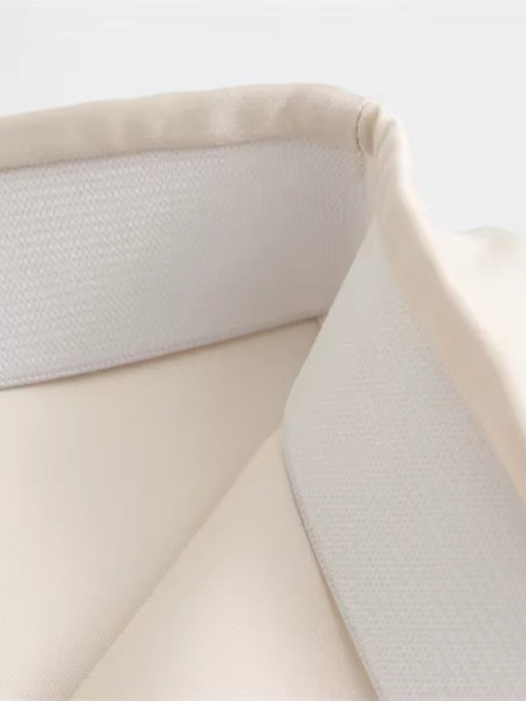 Close do cós interno da saia em cetim, mostrando acabamento reforçado e tecido estruturado para melhor fixação.