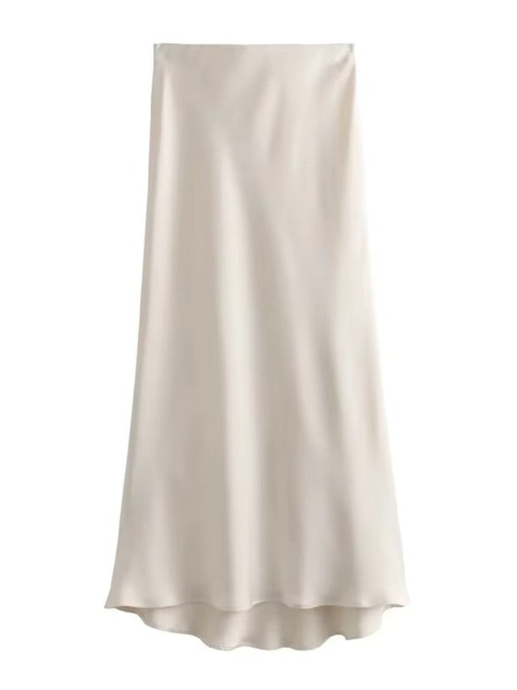 Saia midi branca em cetim acetinado, modelagem soltinha com leve ondulação na barra.