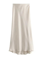 Saia midi branca em cetim acetinado, modelagem soltinha com leve ondulação na barra.