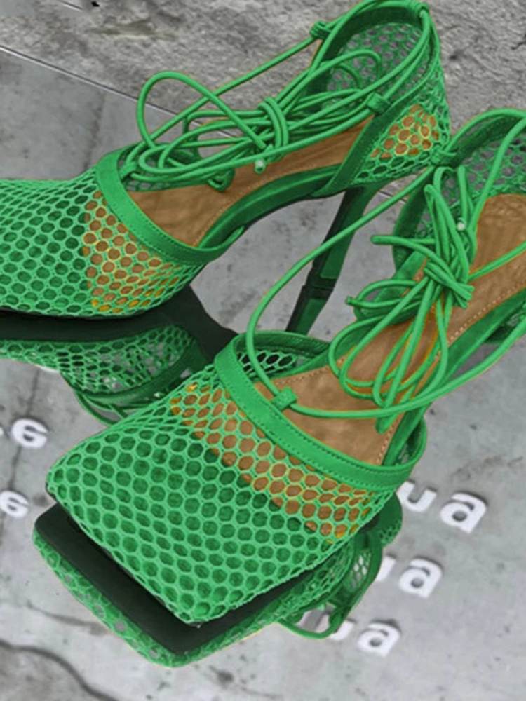 Sandália feminina verde de tela vazada com tiras longas e salto fino sofisticado.