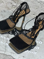 Sandália feminina preta com detalhe em tela vazada e tiras longas, salto fino elegante.