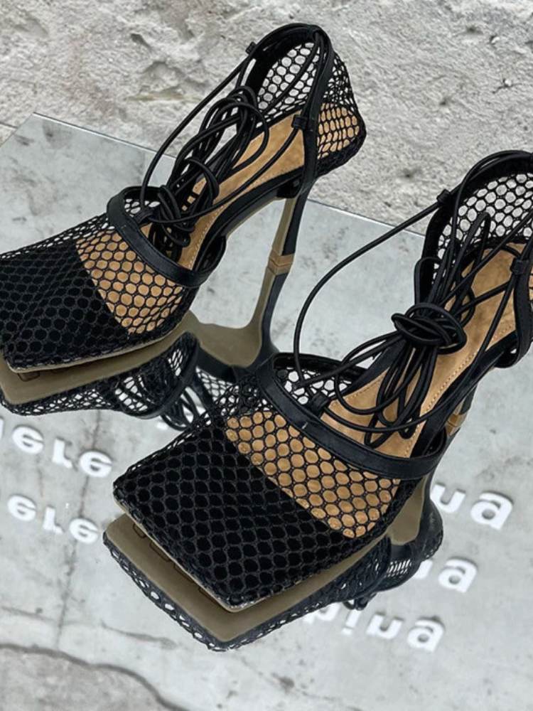 Sandália feminina preta com detalhe em tela vazada e tiras longas, salto fino elegante.