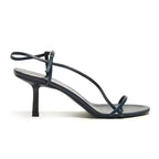 Sandália feminina preta minimalista com tiras finas e salto elegante, modelo moderno e versátil.