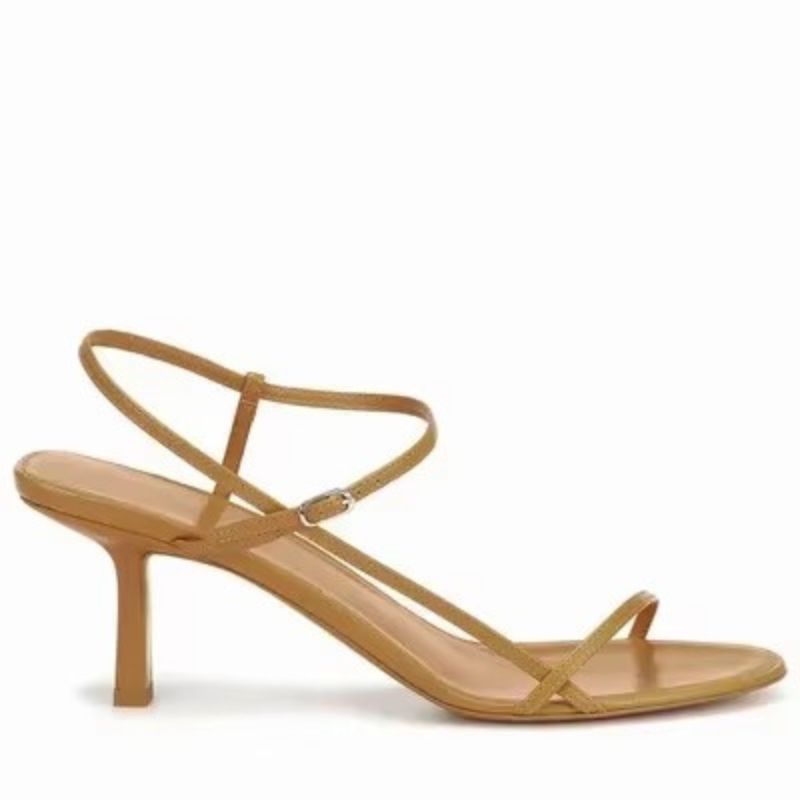 Sandália feminina caramelo com tiras cruzadas e design minimalista vista de lado, salto fino confortável.