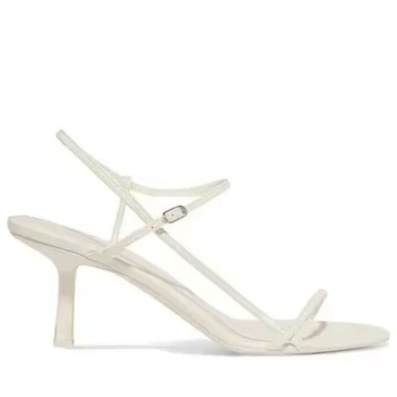 Sandália feminina branca com tiras finas e salto elegante, modelo clean e moderno.