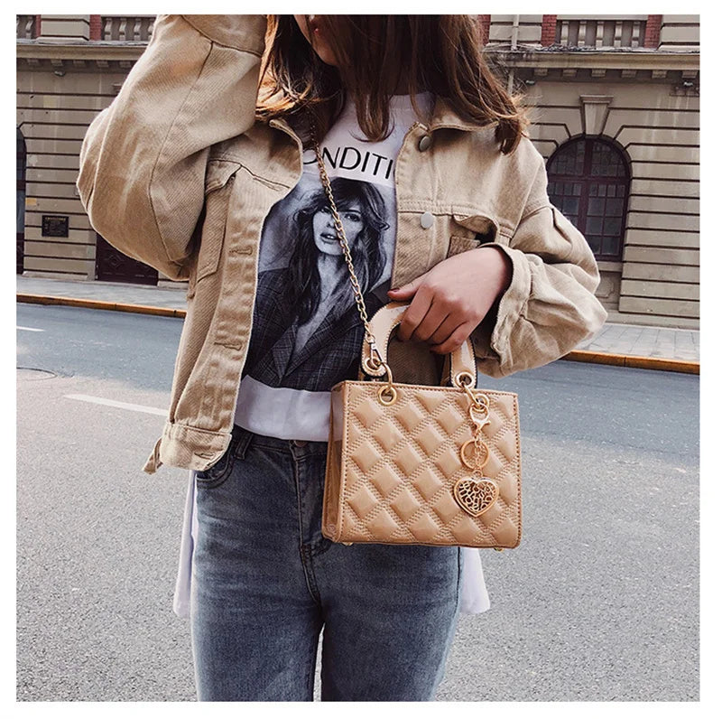 Bolsa Feminina Acolchoada Coração de Luxo