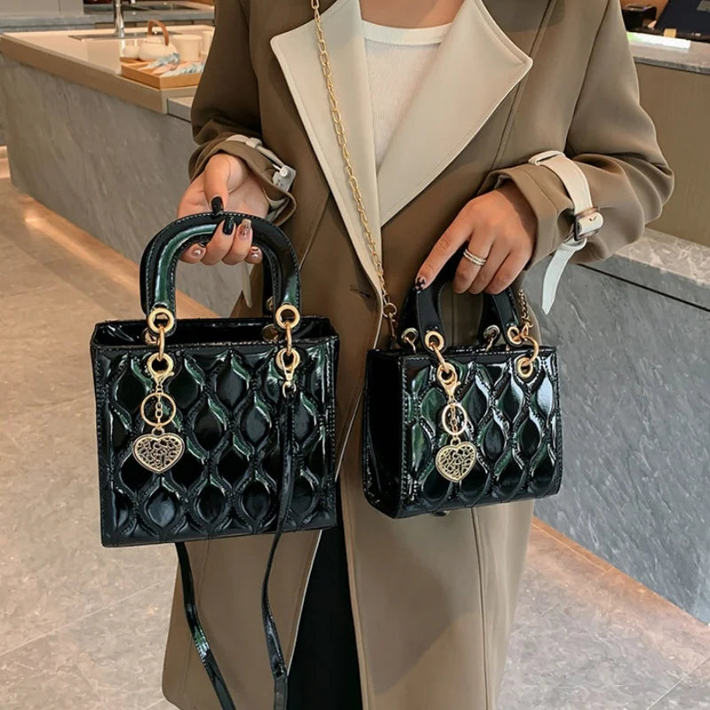 Bolsa Feminina Acolchoada Coração de Luxo