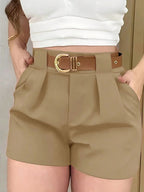 Shorts bege claro cintura alta com cinto marrom e fivela dourada, pregas frontais e tecido encorpado
